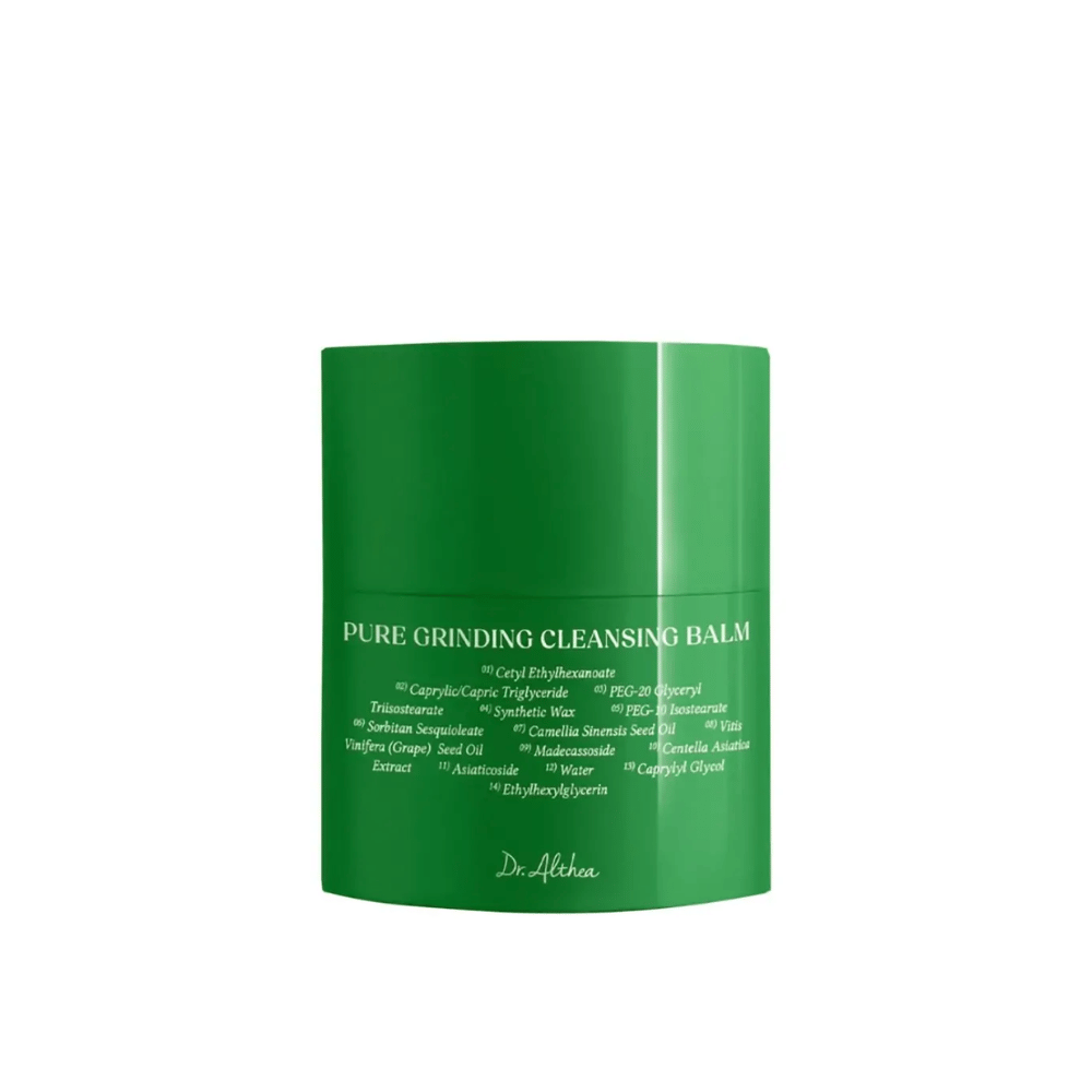 Slika prikazuje zeleno posodico z "Pure Grinding Cleansing Balm" od Dr. Althea. Embalaža je preprosta in elegantna z belim besedilom, ki navaja ključne sestavine, kot so olje grozdnih pečk, izvleček centella asiatica in olje kamelijinih semen. Dizajn prenaša občutek naravne in učinkovite nege kože.