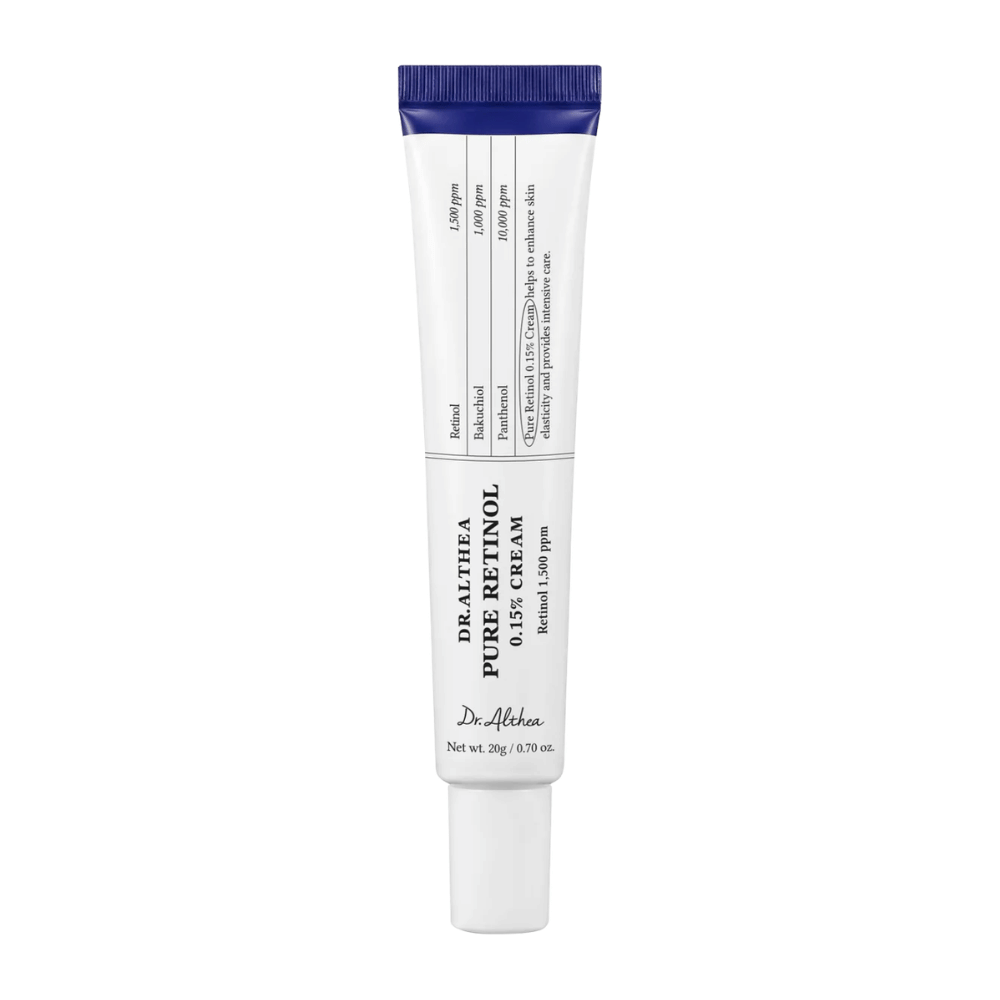 Izrezana slika izdelka Dr. Althea Pure Retinol 0.15% Cream na belem ozadju. Minimalistična zasnova tube poudarja čist in kliničen videz izdelka, hkrati pa je koncentracija retinola jasno navedena na embalaži.