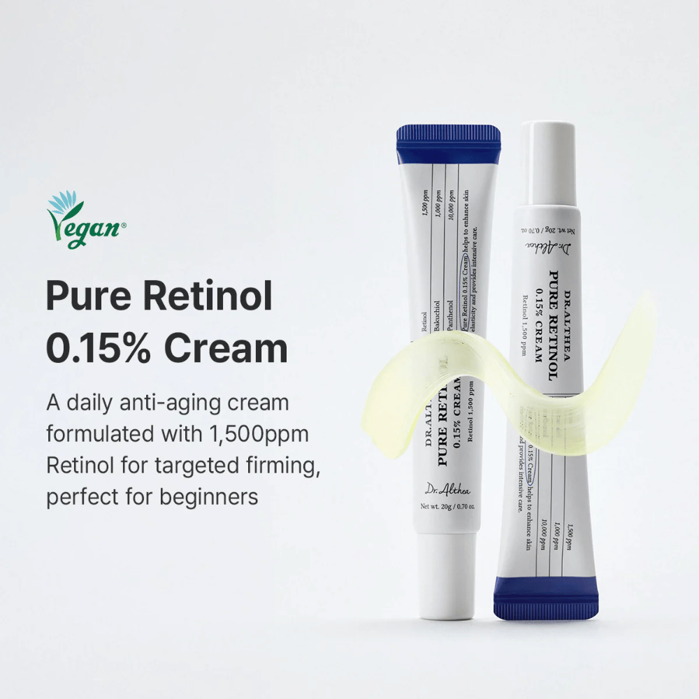 Promocijska slika, ki predstavlja Dr. Althea Pure Retinol 0.15% Cream kot dnevno retinol kremo za začetnike. Izdelek je prikazan skupaj z razpotegnjeno teksturo kreme, ki poudarja lahko in mehko formulacijo.