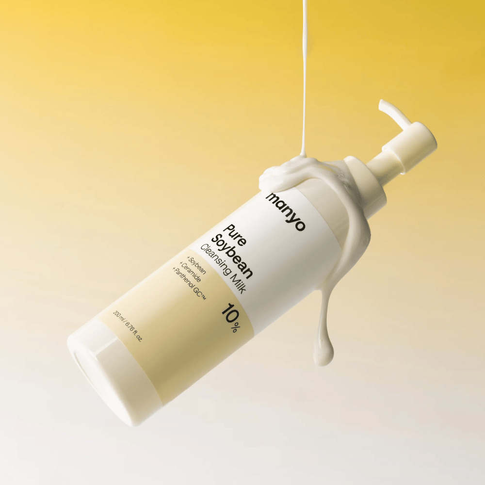 2. Ma:nyo Pure Soybean Cleansing Milk – vlažilno čistilo za obraz s kremasto teksturo na rumenem ozadju