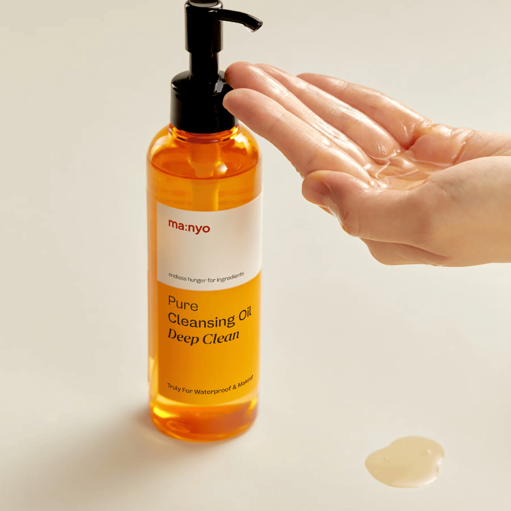 ma:nyo Pure Cleansing Oil Deep Clean naneseno na roko – nežno, a močno čistilno olje, primerno za vsakodnevno dvojno čiščenje.