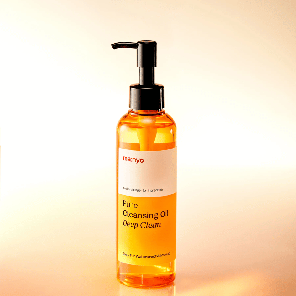 ma:nyo Pure Cleansing Oil Deep Clean z zlato teksturo olja – olje za čiščenje, ki se zlahka emulgira in pušča kožo čisto in mehko.