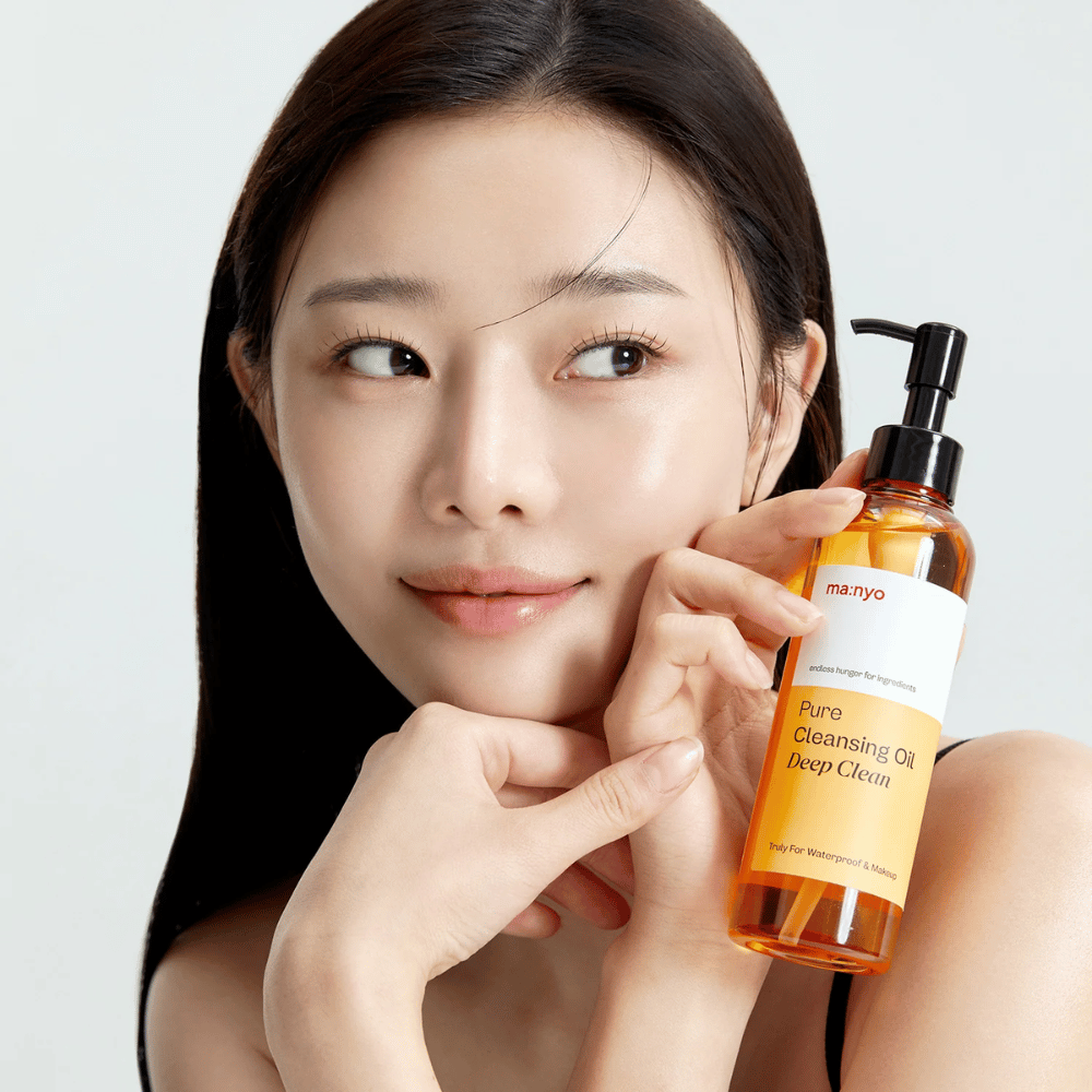 ma:nyo Pure Cleansing Oil Deep Clean – globinsko čistilno olje, ki učinkovito raztopi vodoodporna ličila in umazanijo, ne da bi izsušilo kožo.