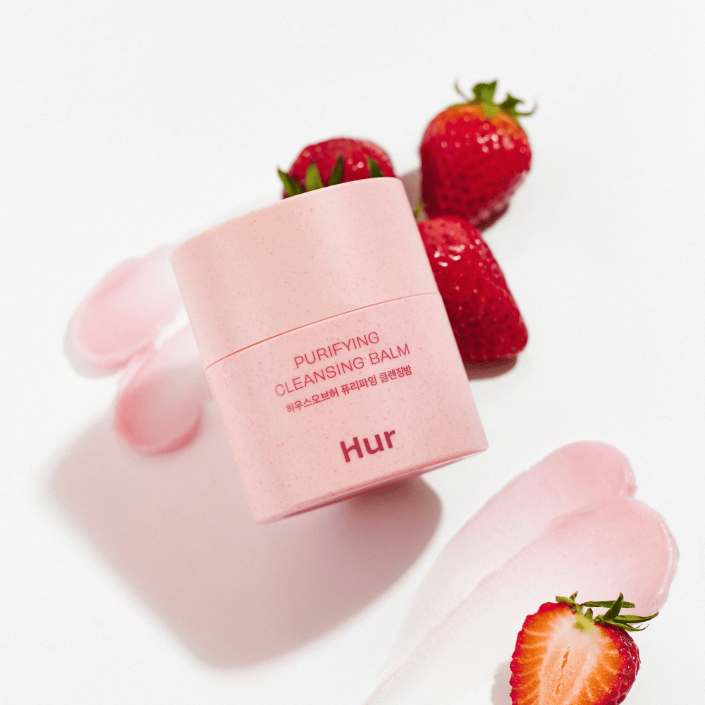 Kako je Purifying Cleansing Balm postavljen s svežimi jagodami. Čistilni balzam, ki daje gladko kožo in je primeren za vsakodnevno čiščenje obraza.