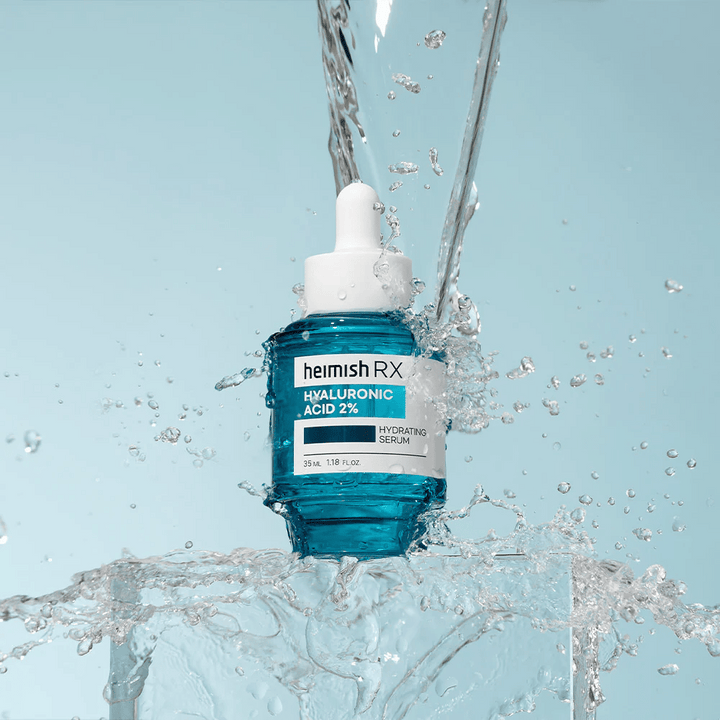 Heimish RX Hyaluronic Acid 2% Hydrating Serum postavljen na površino, podobno ledu, z vodo, ki pljuska okoli, kar simbolizira intenzivno vlaženje in svežino.
