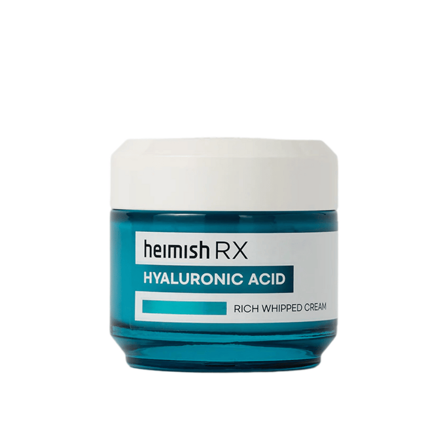 Heimish RX Hyaluronic Acid Rich Whipped Cream v elegantni modri stekleni posodi z belim pokrovom. Hranilna krema za obraz s hialuronsko kislino za intenzivno vlaženje in mehko, polno kožo.