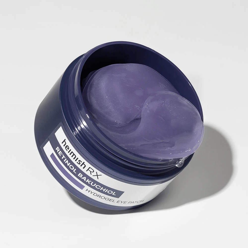 Heimish RX Retinol Bakuchiol Hydrogel Eye Patch v temno modri posodi z vijoličnimi hidrogelnimi obliži za oči. Izdelek, zasnovan za vlaženje in zmanjšanje drobnih gubic okoli oči.
