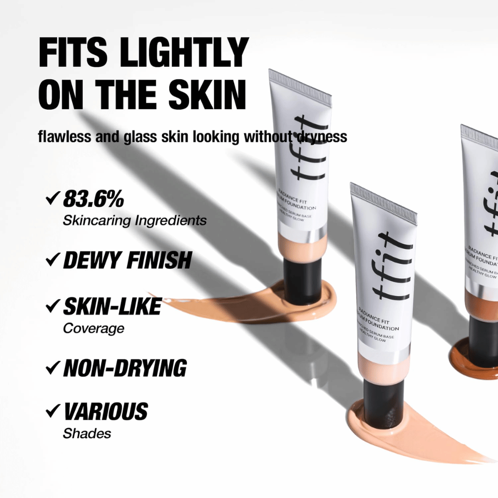 Tube TFIT Radiance Fit Serum Foundation postavljene na podlago kreme z besedilom, ki poudarja lastnosti izdelka, vključno z vlažilnimi sestavinami, rosnim zaključkom in prekrivnostjo, podobno koži.
