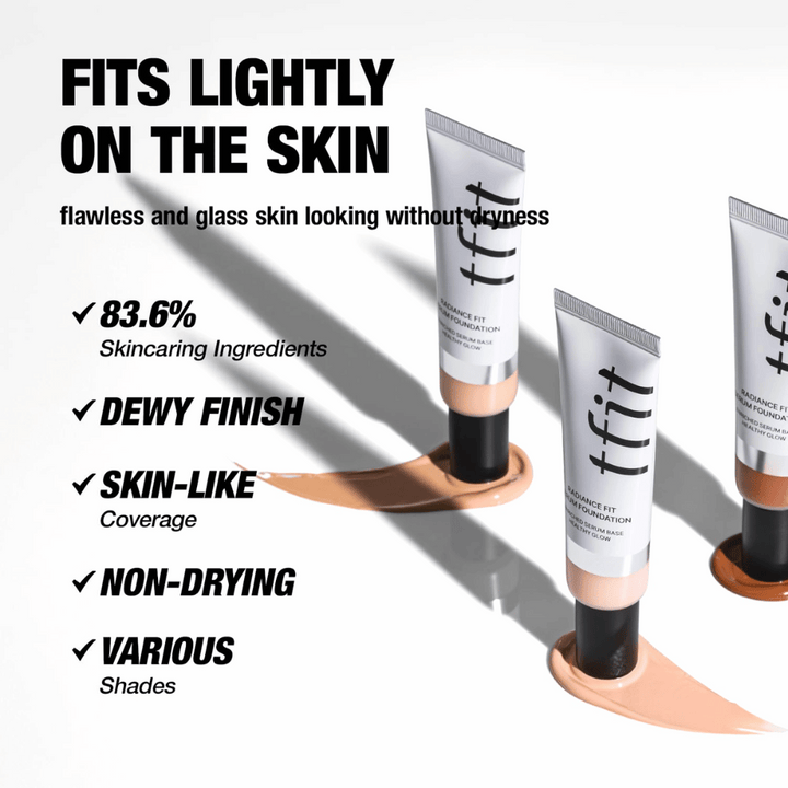 Tube TFIT Radiance Fit Serum Foundation postavljene na podlago kreme z besedilom, ki poudarja lastnosti izdelka, vključno z vlažilnimi sestavinami, rosnim zaključkom in prekrivnostjo, podobno koži.