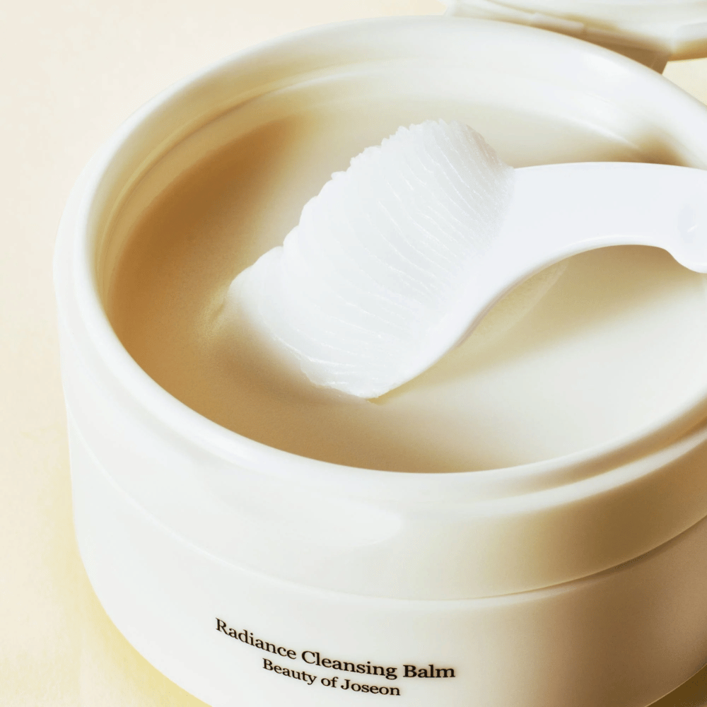 Povečana slika Beauty of Joseon Radiance Cleansing Balm v lončku z lopatico – svilnata balzam, ki čisti in vlaži.