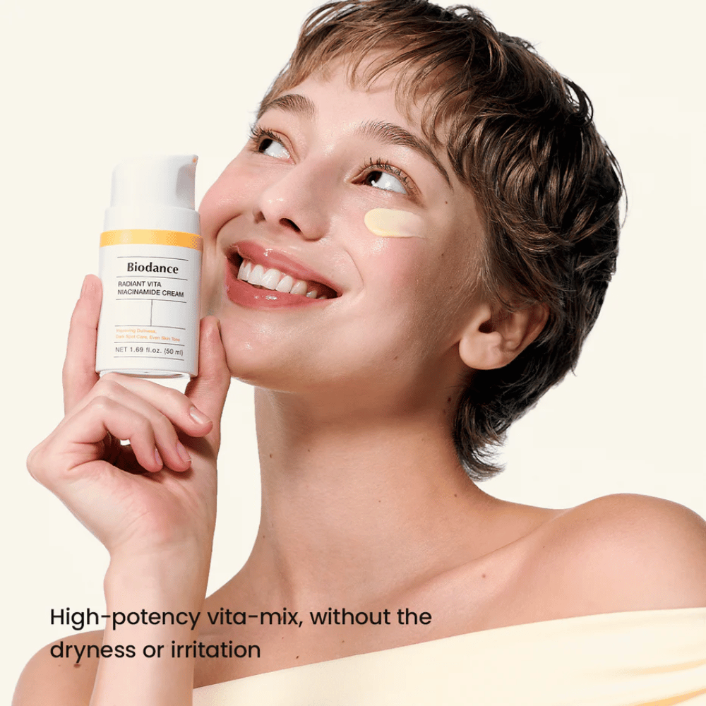 Model z Biodance naneseno kremo niacinamide za enakomeren ten in sijaj