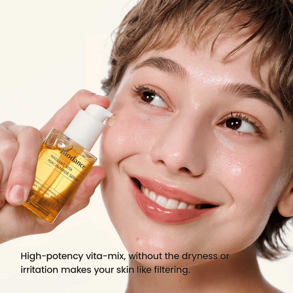 Model s sijočo kožo po uporabi Biodance Radiant Vita Niacinamide Serum za bolj jasno in enakomernejšo kožo