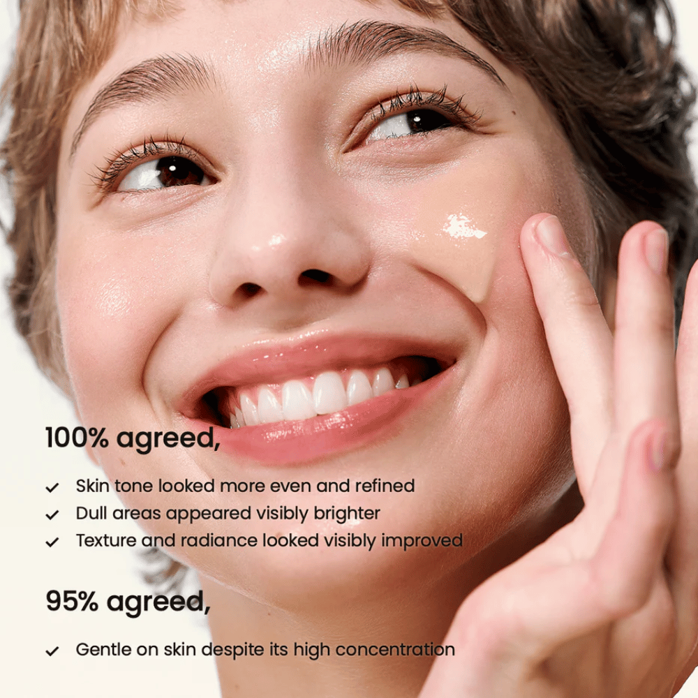 Ženska nanaša Biodance Radiant Vita Niacinamide Serum na obraz za enakomeren ten kože, povečan sijaj in izboljšano strukturo kože