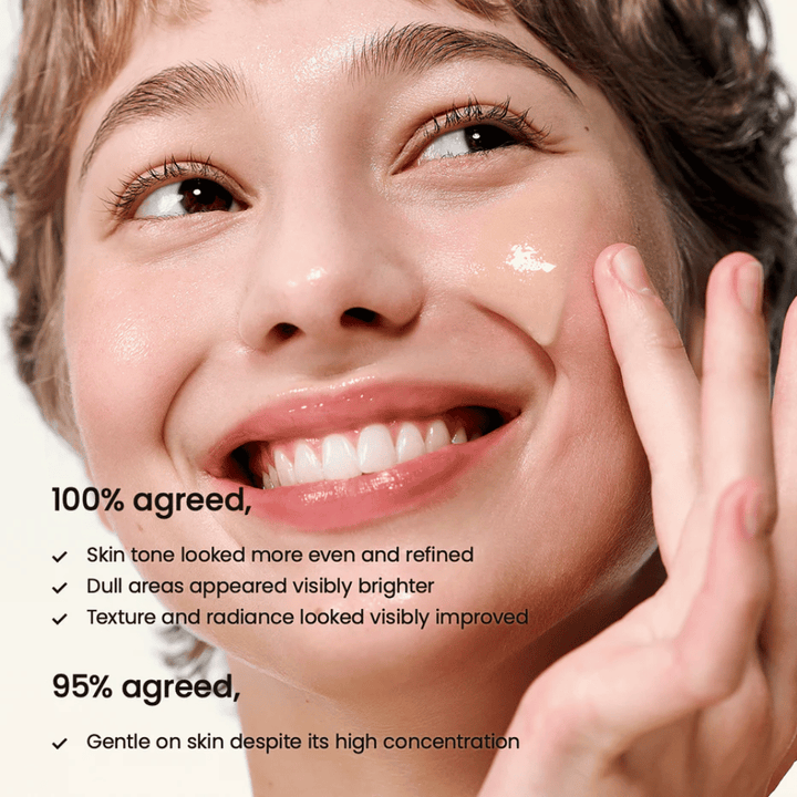 Ženska nanaša Biodance Radiant Vita Niacinamide Serum na obraz za enakomeren ten kože, povečan sijaj in izboljšano strukturo kože