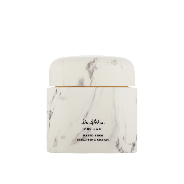 Dr. Althea Pro Lab Rapid Firm Sculpting Cream v elegantni marmornati posodi. Luksuzna krema za obraz, ki učvrsti in navlaži kožo, s poudarkom na dvigovanju in podpori za mladosten sijaj.