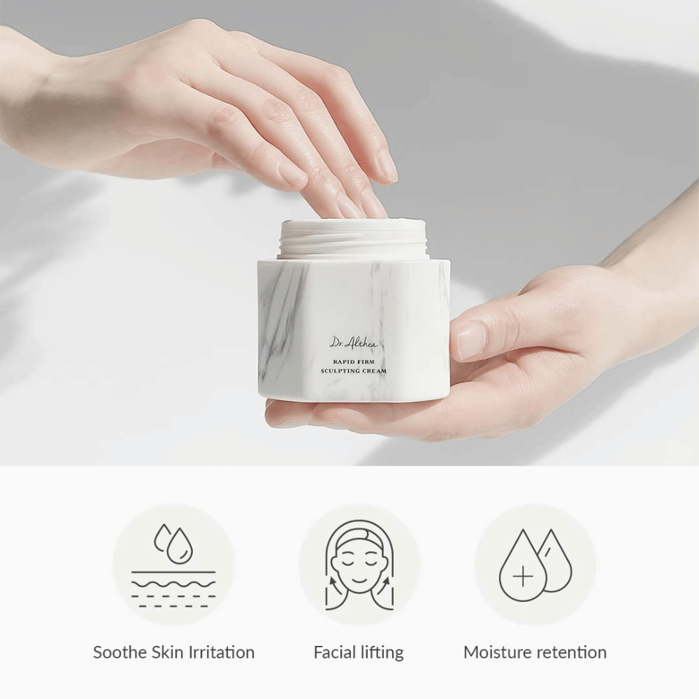 Dr. Althea Rapid Firm Sculpting Cream v elegantni marmornati embalaži. Izdelek ponuja prednosti, kot so pomiritev draženja kože, dvig obraza in ohranjanje vlage. Popoln za krepitev in dvig kože.