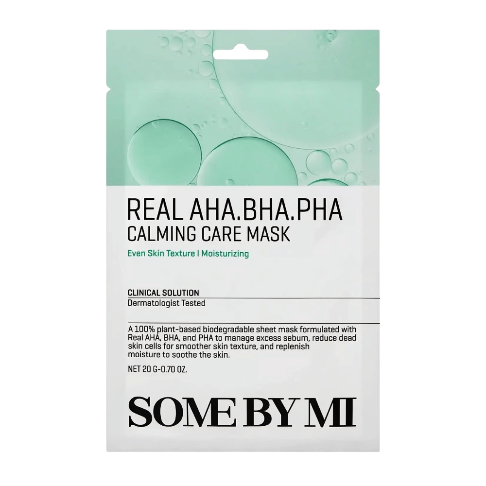 Čista slika izdelka SOME BY MI Real AHA.BHA.PHA Calming Care Mask na belem ozadju. Embalaža prikazuje glavne sestavine izdelka AHA, BHA in PHA ter njegov namen, da lušči kožo, zmanjšuje odvečni sebum in prispeva k mehkejši ter bolj navlaženi koži. Dizajn ima zelene tonik za obraz, ki posredujejo svežino in negovalne lastnosti.