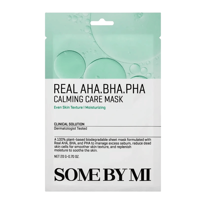 Čista slika izdelka SOME BY MI Real AHA.BHA.PHA Calming Care Mask na belem ozadju. Embalaža prikazuje glavne sestavine izdelka AHA, BHA in PHA ter njegov namen, da lušči kožo, zmanjšuje odvečni sebum in prispeva k mehkejši ter bolj navlaženi koži. Dizajn ima zelene tonik za obraz, ki posredujejo svežino in negovalne lastnosti.
