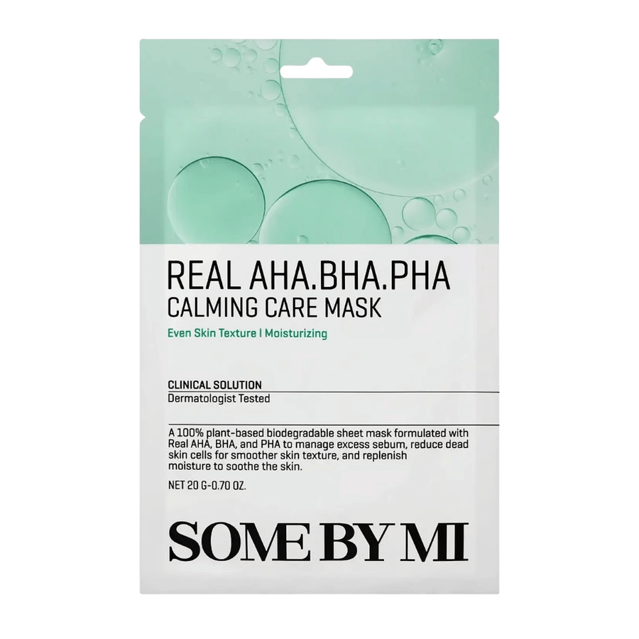 Čista slika izdelka SOME BY MI Real AHA.BHA.PHA Calming Care Mask na belem ozadju. Embalaža prikazuje glavne sestavine izdelka AHA, BHA in PHA ter njegov namen, da lušči kožo, zmanjšuje odvečni sebum in prispeva k mehkejši ter bolj navlaženi koži. Dizajn ima zelene tonik za obraz, ki posredujejo svežino in negovalne lastnosti.
