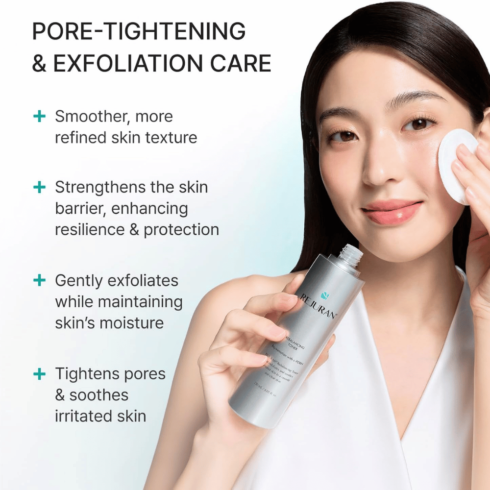 Rejuran Rebalancing Toner s C-PDRN. Model nanaša tonik za obraz z vatirano blazinico za piling in bolj enakomerno teksturo kože.