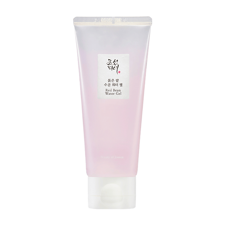 Slika prikazuje tubo "Red Bean Water Gel" iz Beauty of Joseon. Izdelek ima nežno rožnato barvo na embalaži in se zdi, da je izdelek za nego kože z rdečimi fižoli, kar lahko nakazuje, da ima lastnosti za izboljšanje teksture in sijaja kože.