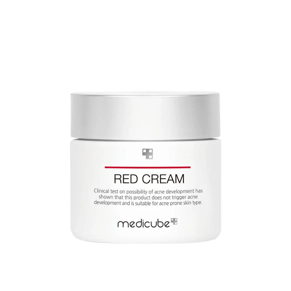medicube Red Cream 50ml v beli posodi s srebrnim pokrovčkom – razvita za kožo, nagnjeno k aknam, in testirana, da ne povzroča novih izbruhov.