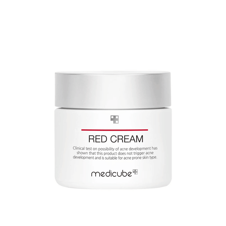 medicube Red Cream 50ml v beli posodi s srebrnim pokrovčkom – razvita za kožo, nagnjeno k aknam, in testirana, da ne povzroča novih izbruhov.