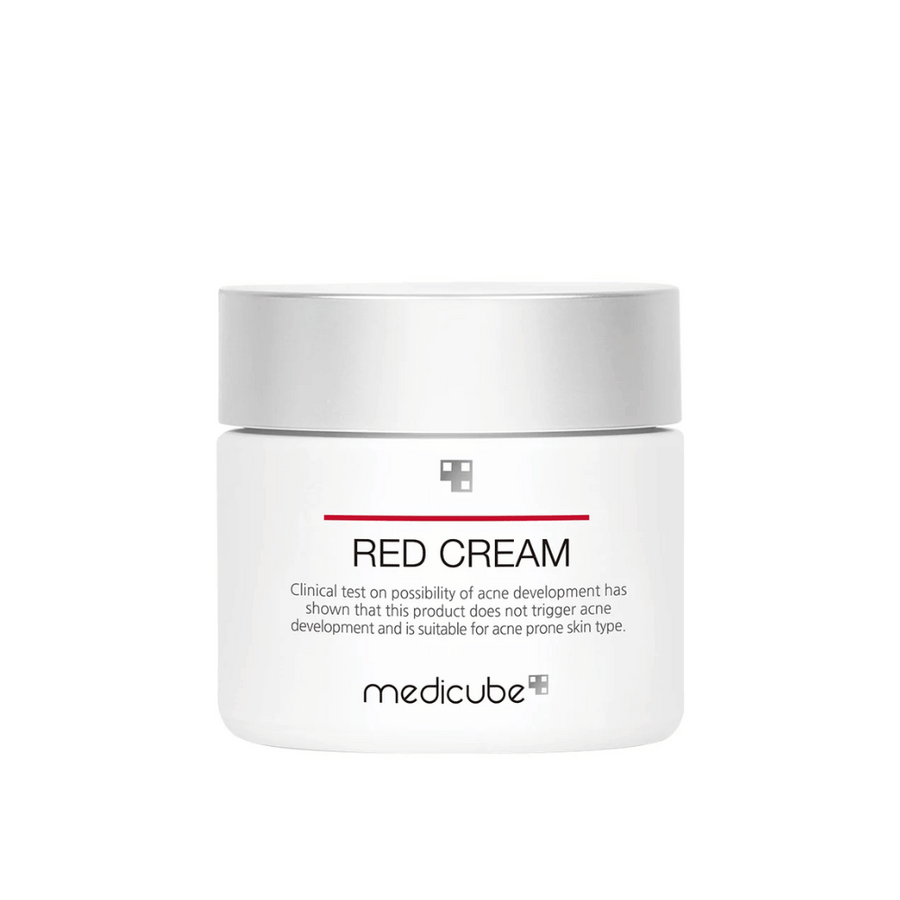 medicube Red Cream 50ml v beli posodi s srebrnim pokrovčkom – razvita za kožo, nagnjeno k aknam, in testirana, da ne povzroča novih izbruhov.