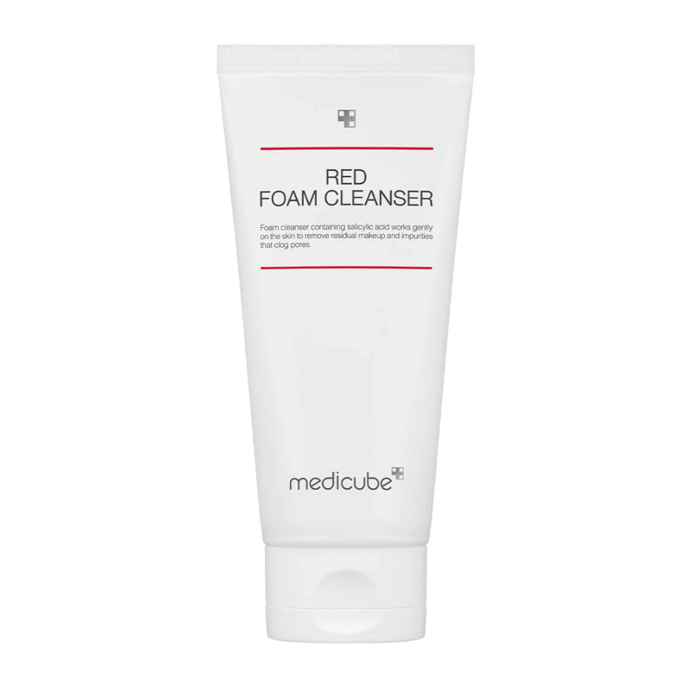 Slika izdelka Medicube Red Foam Cleanser v beli tubi z rdečimi črtami in črnim besedilom, stoji pokonci na beli podlagi.