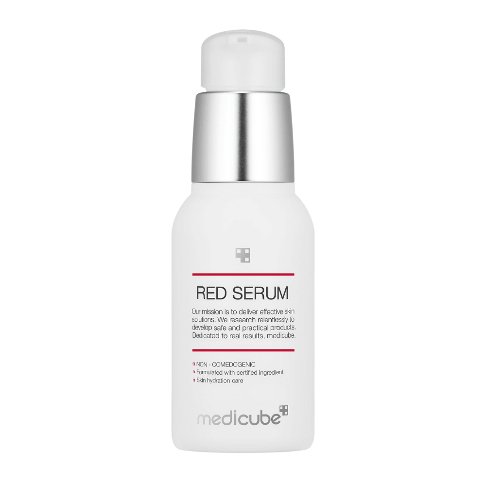 medicube Red Serum 2.0 – bela steklenička s srebrnimi detajli, zasnovana za vlaženje kože in preprečevanje mozoljev brez zamašitve por.