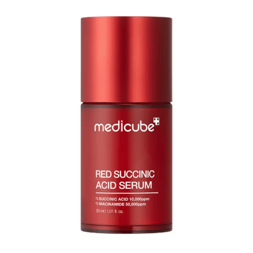 Medicube Red Succinic Acid Serum v elegantni rdeči steklenički z napisom, ki označuje vsebnost jantarne kisline 10.000 ppm in niacinamida 50.000 ppm, 30 ml. Zasnovan za kožo nagnjeno k aknam in za nego pigmentov.