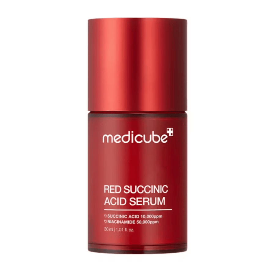 Medicube Red Succinic Acid Serum v elegantni rdeči steklenički z napisom, ki označuje vsebnost jantarne kisline 10.000 ppm in niacinamida 50.000 ppm, 30 ml. Zasnovan za kožo nagnjeno k aknam in za nego pigmentov.