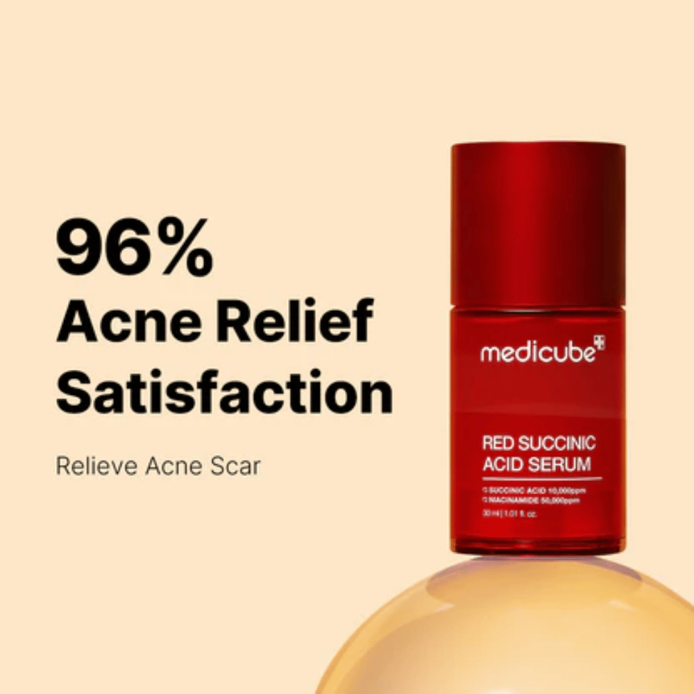 Medicube Red Succinic Acid Serum v rdeči steklenički s pumpico, prikazan na bež ozadju z napisom '96% zadovoljstvo pri lajšanju aken'. Izdelek je zasnovan za zmanjšanje brazgotin od aken in pomiritev kože.