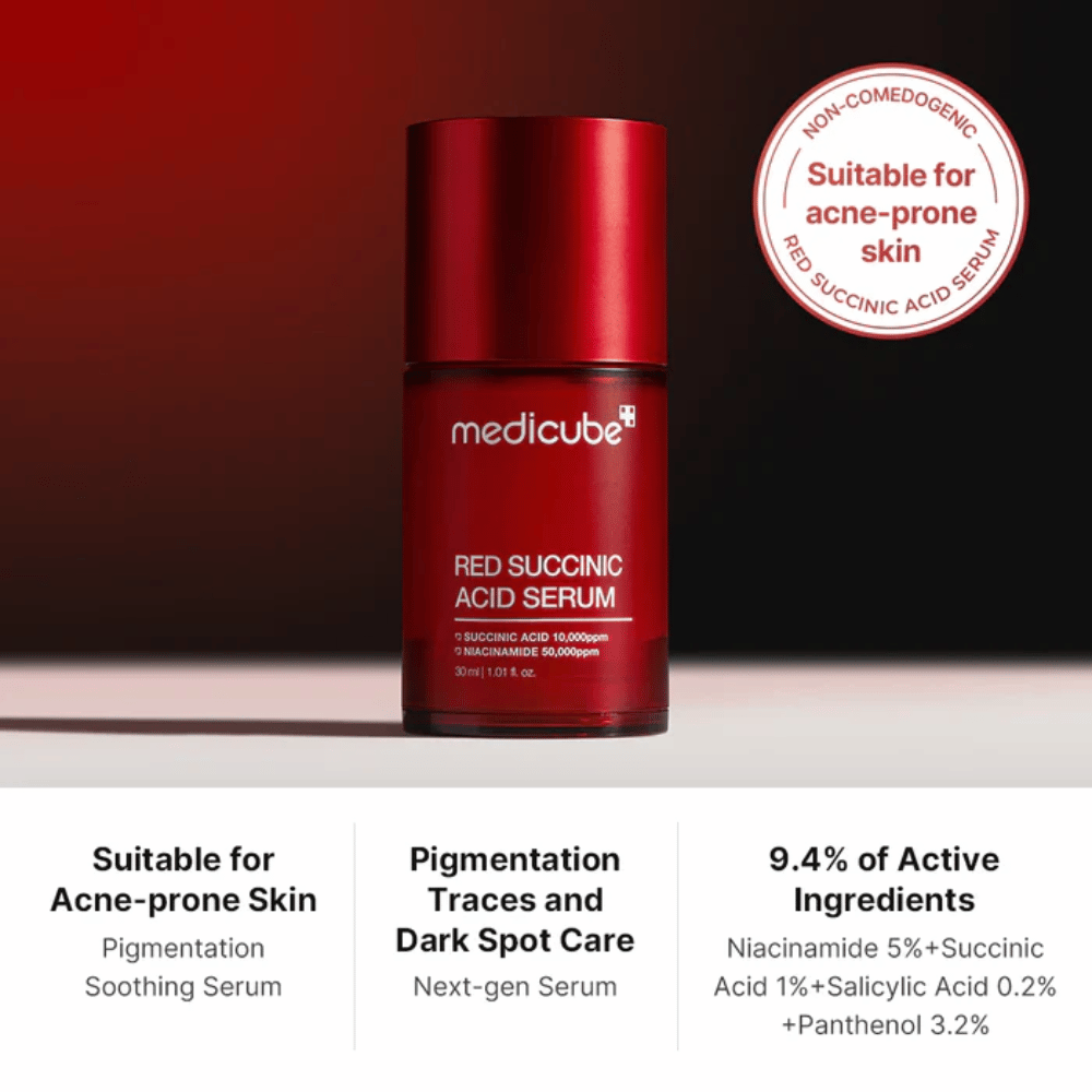 Medicube Red Succinic Acid Serum v rdeči steklenički s pumpico, zasnovan za kožo nagnjeno k aknam. Vsebuje 5 % niacinamida, 1 % jantarne kisline, 0,2 % salicilne kisline in 3,2 % pantenola za zmanjšanje pigmentnih madežev in pomiritev kože.