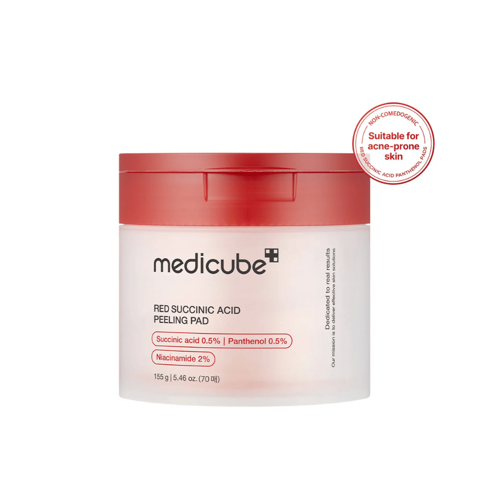 Medicube Red Succinic Acid Peeling Pad v beli posodi z rdečim pokrovom, zasnovana za kožo, nagnjeno k aknam. Vsebuje sukcinsko kislino, pantenol in niacinamid za izboljšanje strukture kože in nežno eksfoliacijo. Nekomedogena formula.