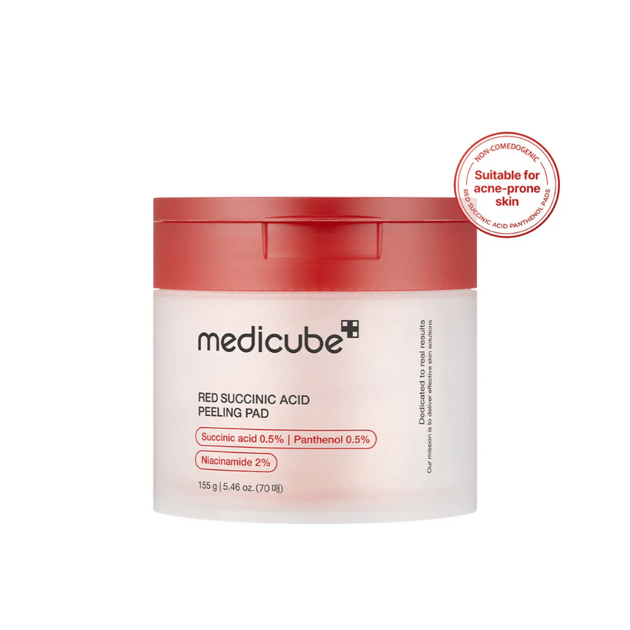 Medicube Red Succinic Acid Peeling Pad v beli posodi z rdečim pokrovom, zasnovana za kožo, nagnjeno k aknam. Vsebuje sukcinsko kislino, pantenol in niacinamid za izboljšanje strukture kože in nežno eksfoliacijo. Nekomedogena formula.