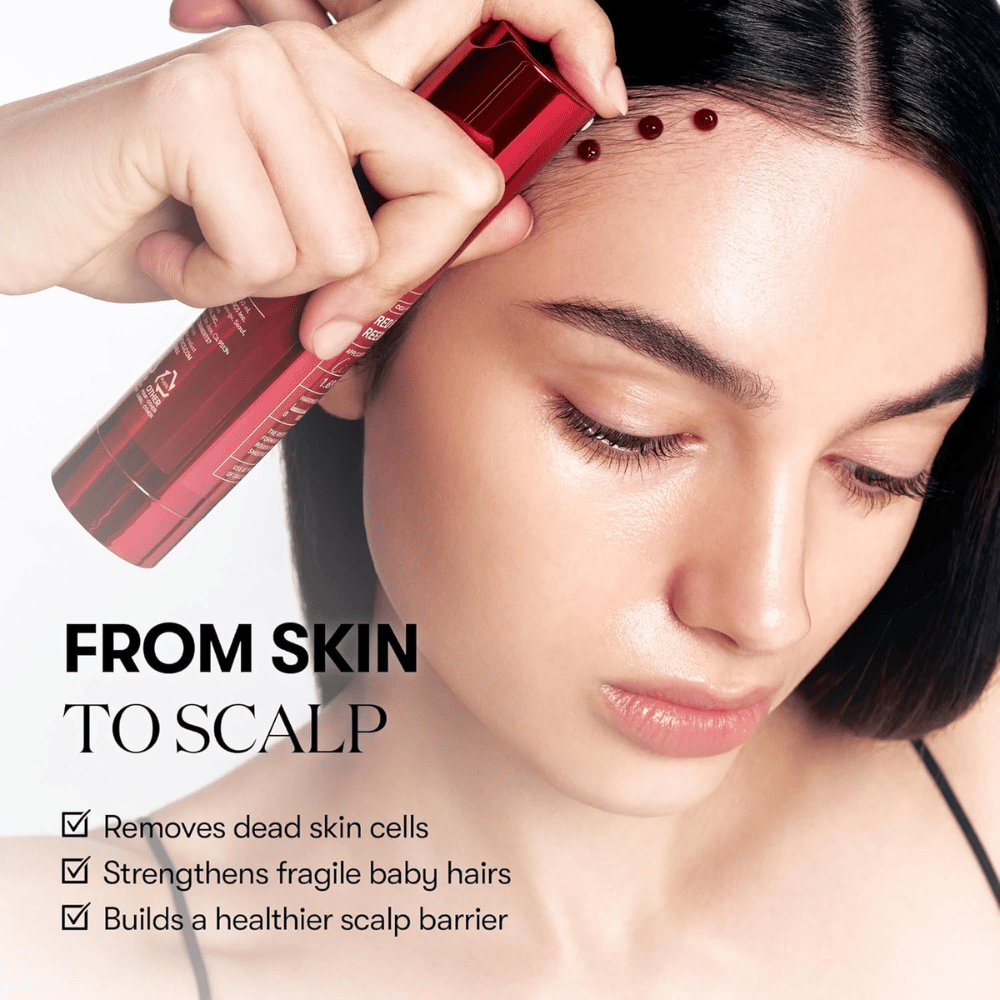 VT Cosmetics Red Booster Reedle Shot 100 se nanaša vzdolž lasne linije in na lasišče za eksfoliacijo odmrlih kožnih celic, krepitev otroških las in izboljšanje bariere lasišča.