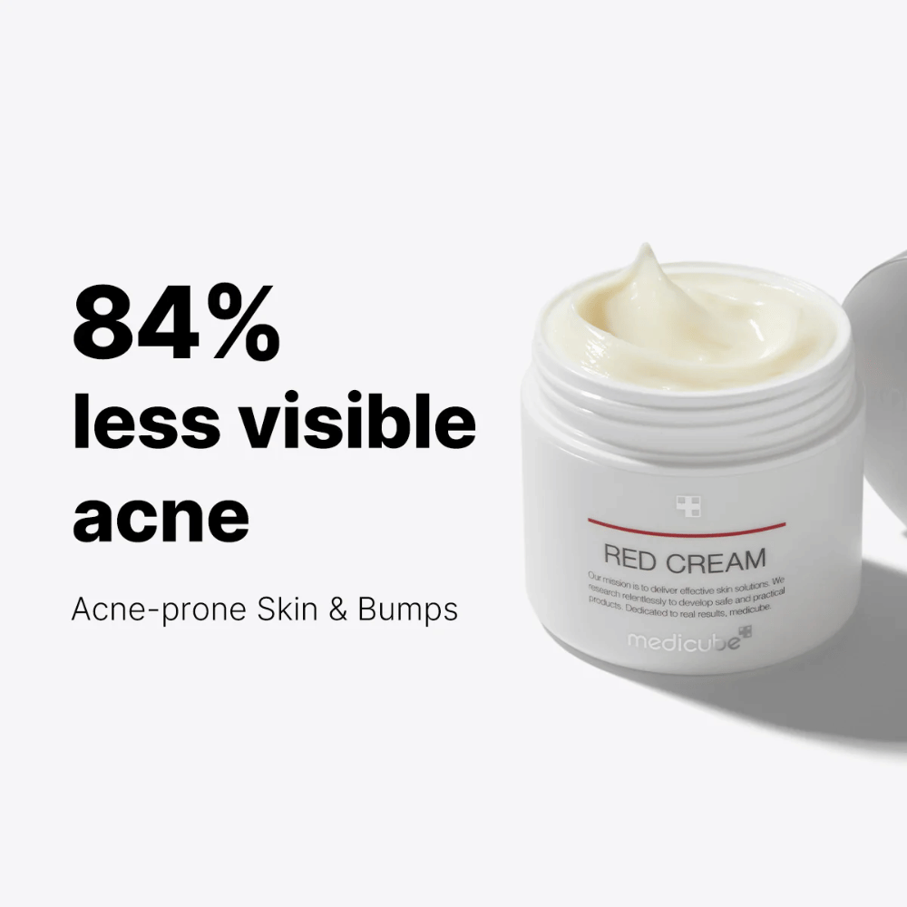 Odprta bela posoda z medicube Red Cream, kremo za kožo, nagnjeno k aknam – prikazuje 84 % zmanjšanje vidnih aken, glede na besedilo na sliki.