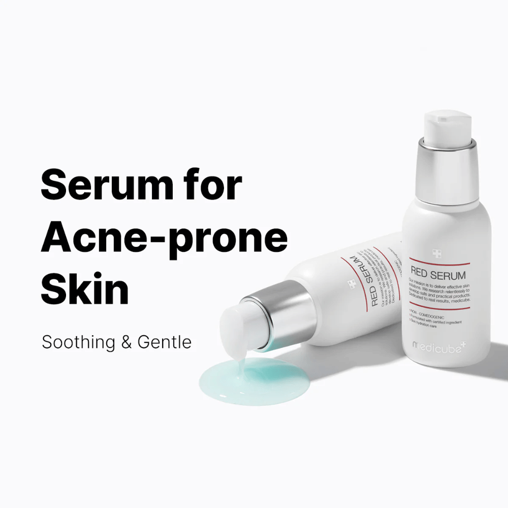medicube Red Serum 2.0 – pomirjujoč serum v beli steklenički s modrikasto formulo, posebej razvit za aknasto kožo.