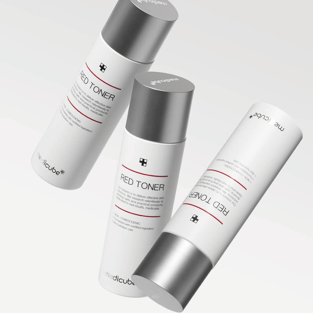 Tri stekleničke medicube Red Toner s srebrnim pokrovčkom - vlažilni in pore zategovalni toner, zasnovan za občutljivo in aknam nagnjeno kožo.