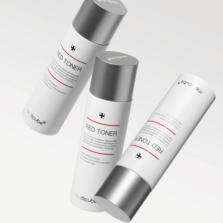 Tri stekleničke medicube Red Toner s srebrnim pokrovčkom - vlažilni in pore zategovalni toner, zasnovan za občutljivo in aknam nagnjeno kožo.