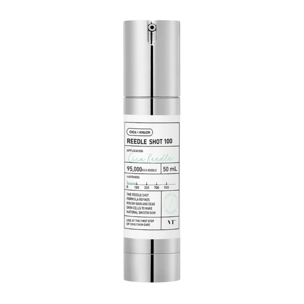 Steklenica Reedle Shot 100 stoji na beli podlagi. Izdelek ima elegantno, srebrno črpalko s jasnim označevanjem in informacijami o vsebini, ki vsebuje 95 000 Cica Reedle. Namenjen je glajenju in izboljšanju strukture kože.