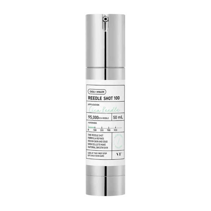 Steklenica Reedle Shot 100 stoji na beli podlagi. Izdelek ima elegantno, srebrno črpalko s jasnim označevanjem in informacijami o vsebini, ki vsebuje 95 000 Cica Reedle. Namenjen je glajenju in izboljšanju strukture kože.