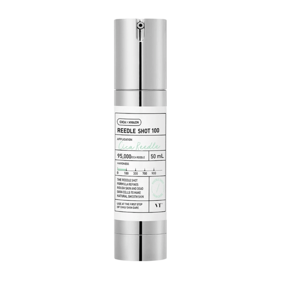 Steklenica Reedle Shot 100 stoji na beli podlagi. Izdelek ima elegantno, srebrno črpalko s jasnim označevanjem in informacijami o vsebini, ki vsebuje 95 000 Cica Reedle. Namenjen je glajenju in izboljšanju strukture kože.