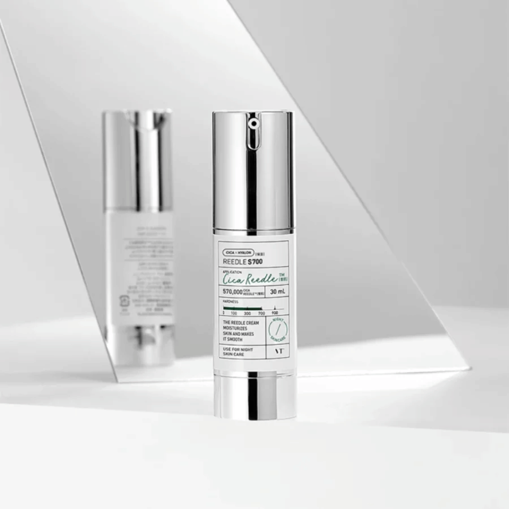 Reedle Shot 700 je serum za nego kože v elegantni srebrni in beli steklenički. Vsebuje 570.000 Cica Reedle, namenjenih za vlaženje in izboljšanje kože. Izdelek se priporoča za nočno uporabo in je del dnevne rutine nege kože.