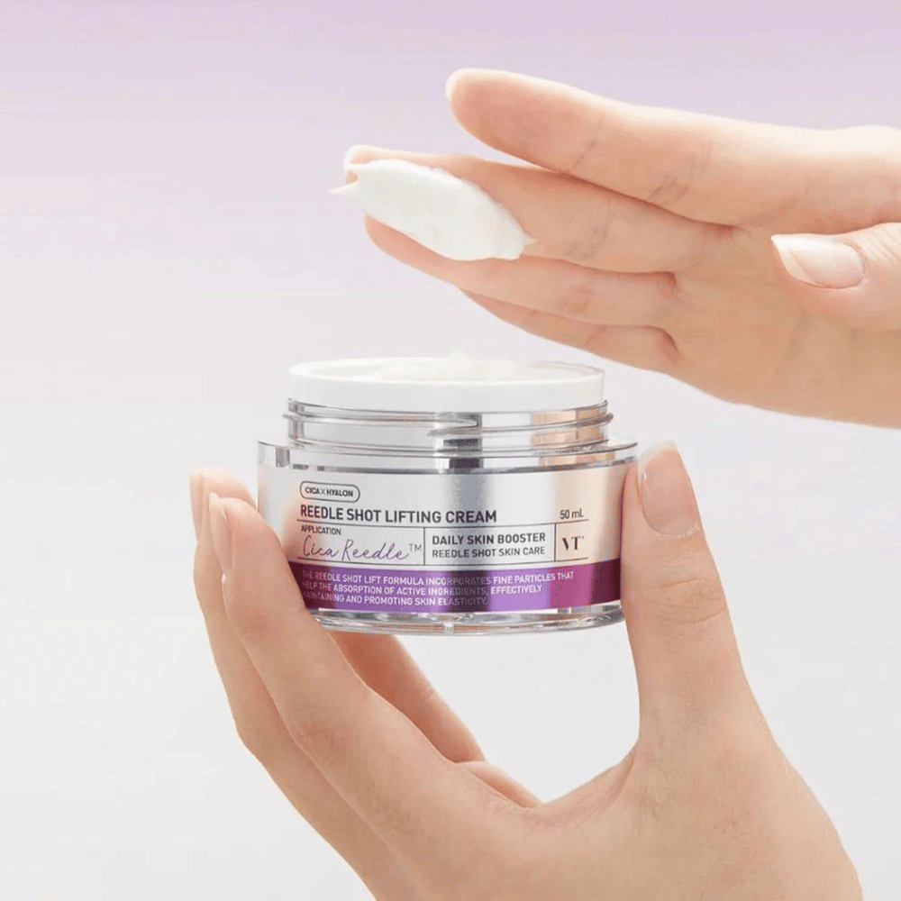 VT Cosmetics Reedle Shot Lifting Cream kremna tekstura se nanaša na kožo za učinek proti staranju, večjo prožnost in globinsko vlaženje.
