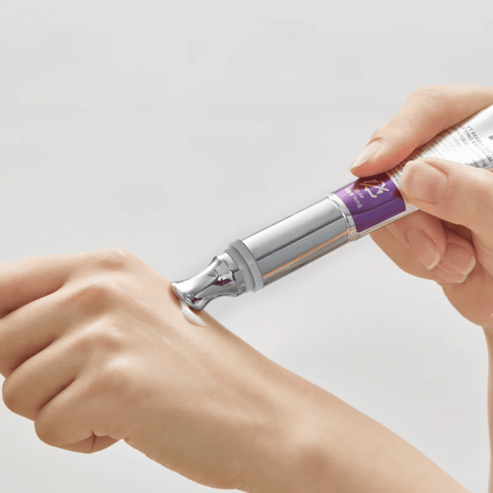 VT Cosmetics Reedle Shot Lifting Eye Cream z kovinskim aplikatorjem – hladilna krema za oči, ki zmanjšuje oteklost in znake utrujenosti