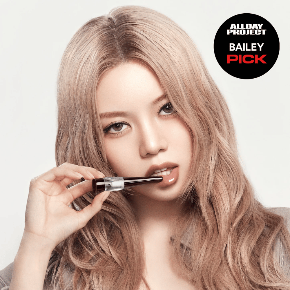 Model nanese VT Reedle Shot Lip Plumper Expert na ustnice, sijoč zaključek in polnejše ustnice, označeno kot Bailey Pick iz All Day Project.