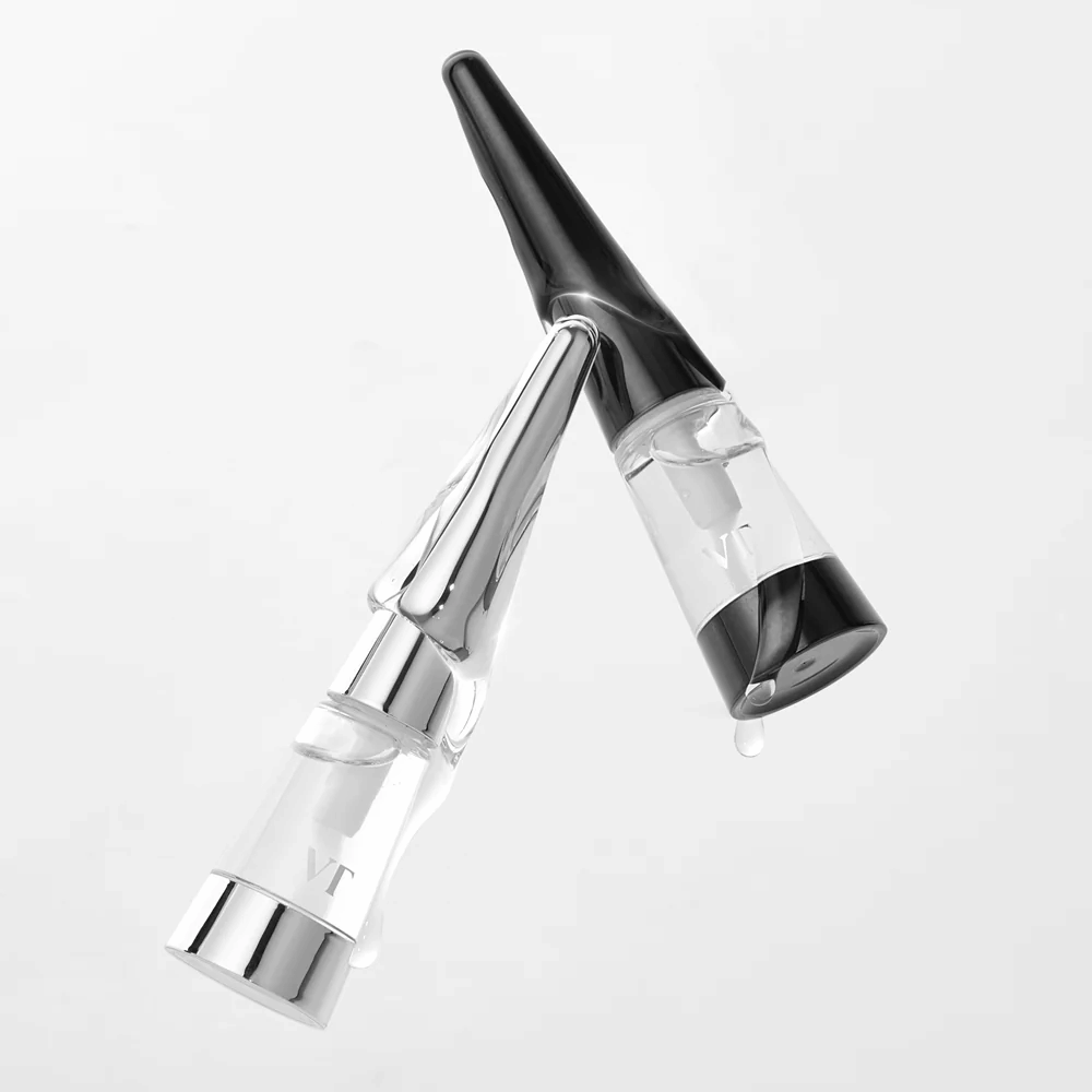 VT Cosmetics Reedle Shot Lip Plumper Beginner v prozorni embalaži s srebrnimi detajli, prikazana pod kotom za poudarjanje dizajna in formule.