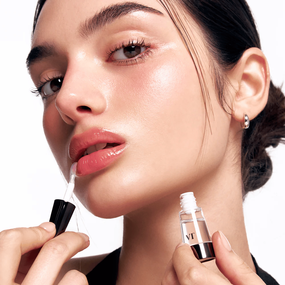 Model nanese VT Cosmetics Reedle Shot Lip Plumper Beginner na ustnice za naravni učinek polnjenja, sijaj in vlaženje z rahlim pekočim učinkom.